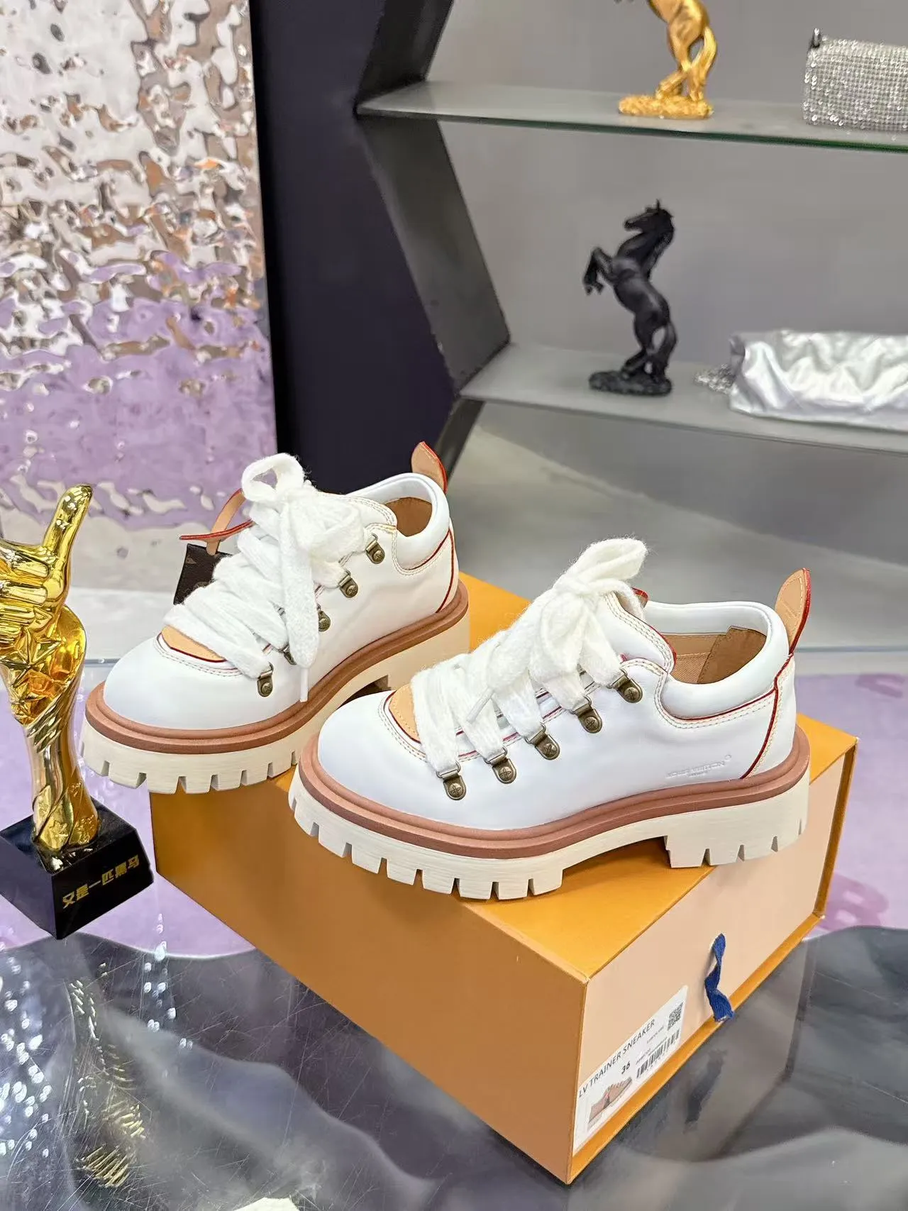 Factory price: 700💰 LV | Louis Vuitton 🧡💚2025 autumn and winter new style, top version ⚠️ The counter features the latest LV REMIX lace-up mountaineering derby shoes, new hard goods 🆕 ❥BS purchasing level! Full of high-end feel! A popular model among bloggers at home and abroad, it’s retro and fashionable, and looks stunning on your feet! Mainly recommended model on the official website★ ▪️Upper: top-quality first-layer cowhide ▪️Inner lining: imported sheepskin ▪️Outsole: original molded T men's shoes 💰U anti-slip outsole ▪️Sole height: 3.5cm ▪️Shoe size: Female 35-41 (41 customized, non-refundable) Male 39-45 (46 customized, non-refundable)